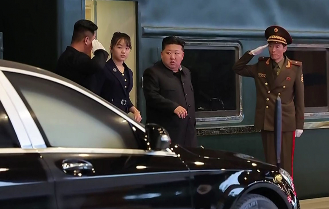 김정은 북한 노동당 총비서의 딸 주애가 북한 노동당 창건 80주년 기념 열병식에 모습을 드러내지 않았다. 사진은 지난달 김 총비서가 중국을 방문할 당시 주애(왼쪽에서 두 번째)와 동행한 모습. /사진=뉴시스(조선중앙TV)  