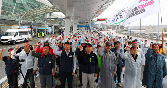 민주노총 공항운수노조 인천공항지역지부 조합원들이 지난 10일 인천공항 제1여객터미널에서 열린 전면파업 10일차 결의대회에서 구호를 외치고 있다. /사진=뉴시스