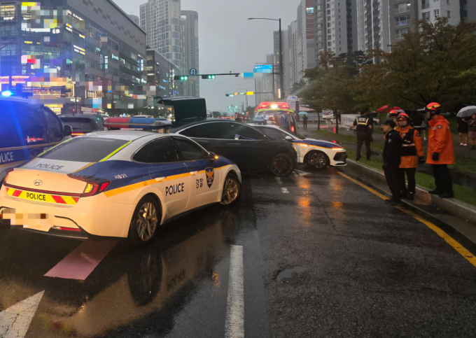 경찰이 테슬라 승용차를 훔친 후 서울 강남에서 경기 시흥까지 질주하며 차량 여러대를 파손시키고 도주극까지 벌인 20대에 구속영장을 신청했다. /사진=경기도소방재난본부