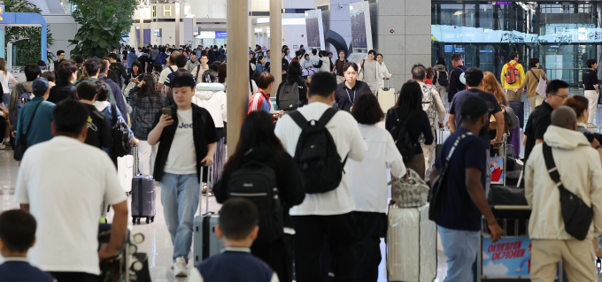 지난 6일 오전 인천국제공항 제1여객터미널 출국장이 여행객들로 북적이고 있다. /사진=뉴스1 김진환 기자