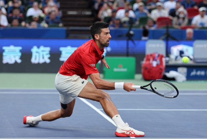 노박 조코비치가 중국 상하이에서 열린 남자프로테니스(ATP) 투어 롤렉스 상하이 마스터스 단식 4강전에서 발렌틴 바체로에게 패배했다. 사진은 경기 중인 조코비치 모습. /사진=로이터