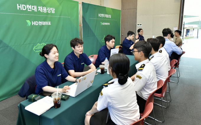 HD현대중공업이 경력 사원을 채용한다. 사진은 지난 5월 '마덱스 2025' 현장에서 실시한 채용박람회 모습. /사진=HD현대중공업
