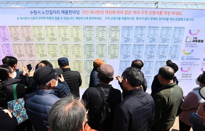 70대 이상 노인 인구가 20대 청년 인구를 웃돌았다. 사진은 지난 3월 경기 수원에서 열린 노인일자리 채용한마당을 찾은 어르신들. /사진=뉴시스