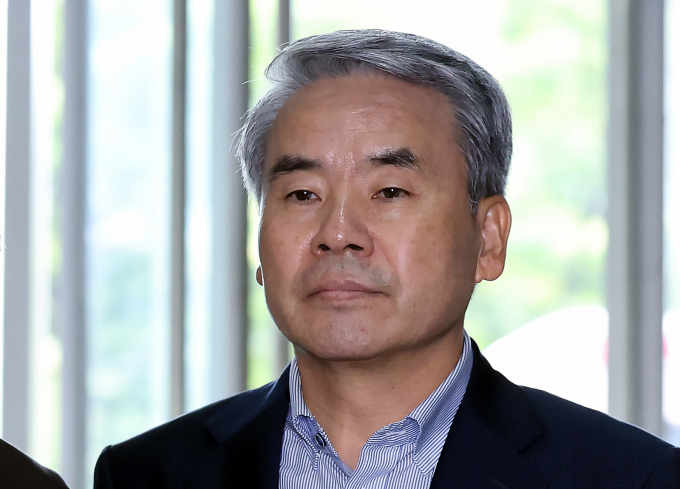  이종섭 전 국방부 장관의 도피성 호주대사 임명 과정을 수사하는 특별검사팀이 박성재 전 법무부 장관과 한동훈 전 국민의힘 대표를 피의자 신분으로 소환할 것을 검토하고 있다. 이종섭 전 국방부 장관이 지난달 30일 서울 서초구 서초중앙로 순직해병 특검(이명현 특별검사) 사무실에서 피의자 조사를 받기 위해 출석하고 있다. /사진=뉴스1