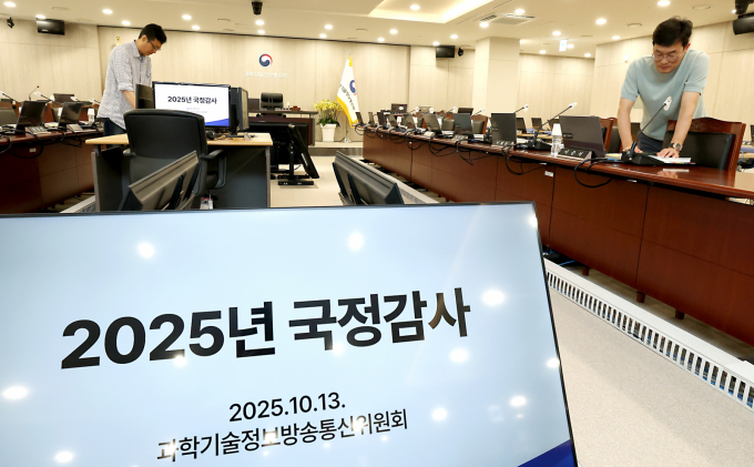 13일 2025년 국회 국정감사가 시작된다. 유통 업계에서는 신세계, 쿠팡, 다이소, 무신사 등 주요 기업 최고경영자들이 대거 소환된다. 이재명 정부 첫 국정감사를 하루 앞둔 12일 오후 세종시 정부세종청사에서 관계 공무원들이 국정감사장 시설 및 자료 등을 점검하고있다. /사진=뉴스1 김기남 기자