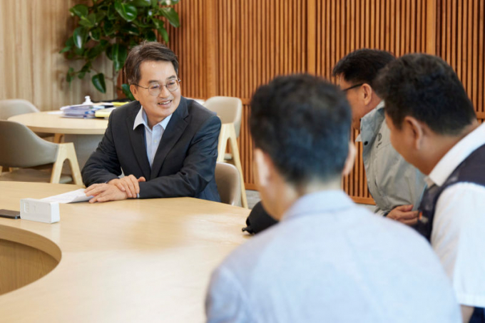 김동연 경기도지사가 지난달 22일 오전 경기도청 집무실에서 극저신용대출 이용자와 간담회를 하고 있다. /사진제공=경기도 
