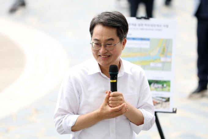김동연 지사가 지난 9월 16일 오전 안양지역 민생경제 현장투어 나서고 있다. /사진제공=경기도