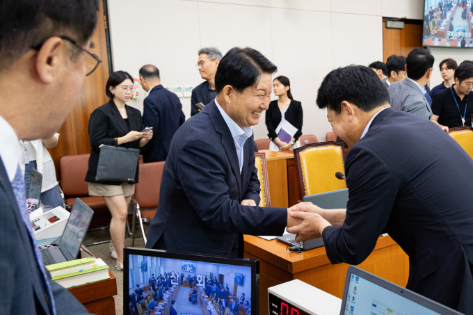 지난7월30일 서울 여의도 국회에서 열린 제427회 국회(임시회) 국토교통위원회 제3차 전체회의에서 권영진 국민의힘 간사와 복기왕 더불어민주당 간사가 인사를 나누고 있다.  국토위는 이날 전체회의에서 김윤덕 국토교통부 장관 후보자 인사청문경과보고서를 채택했다./사진제공=뉴스1