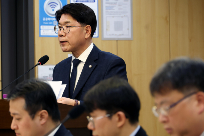 이재관 더불어민주당 의원이 첨단전략산업 핵심소재의 특정국가 의존도가 과도하게 높다며 공급망 다변화 대책 마련이 시급하다고 밝혔다. 사진은 지난 2월5일 서울 여의도 국회 의원회관 세미나실에서 열린 '트럼프 2기 행정부 출범, 글로벌 무역 전쟁의 시초 보편관세 정책 대응 어떻게 해야하나?' 토론회에서 이 위원이 발언을 하는 모습. / 사진=뉴시스 조성봉 기자 /사진=조성봉
