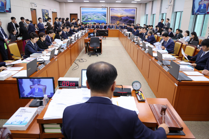 국회 국토교통위원회가 주요 건설사 CEO들에 대한 증인 신청을 철회했다. 사진은 13일 국회 국토교통위원회의 국토교통부 국정감사에서 맹성규 위원장이 의사봉을 두드리는 모습. /사진=뉴스1