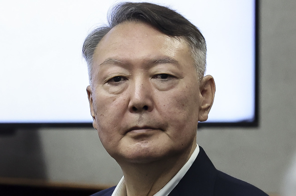 윤석열 전 대통령이 내란 우두머리 혐의 재판에 14회 연속 불출석했다. 사진은 윤 전 대통령이 지난달 26일 서울 서초구 서울중앙지방법원에서 열린 '특수공무 집행 방해, 직권남용 권리행사 방해 혐의' 첫 재판에 출석해 자리하고 있는 모습. /사진=뉴스1(공동취재단)
