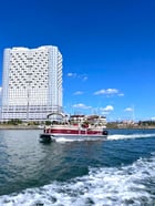 시민들이 시화호에서 파티보트 체험을 하고 있다. /사진제공=안산시