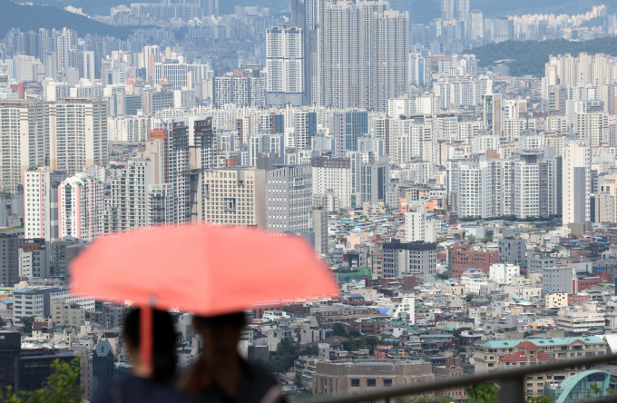 금융위원회는 이번주 가계대출 발표할 부동산 안정화 대책에 포함될 규제 방안을 놓고 기획재정부·국토교통부와 협의하고 있다. 사진은 서울 남산에서 아파트 단지가 내려다 보이고 있다./사진=뉴시스