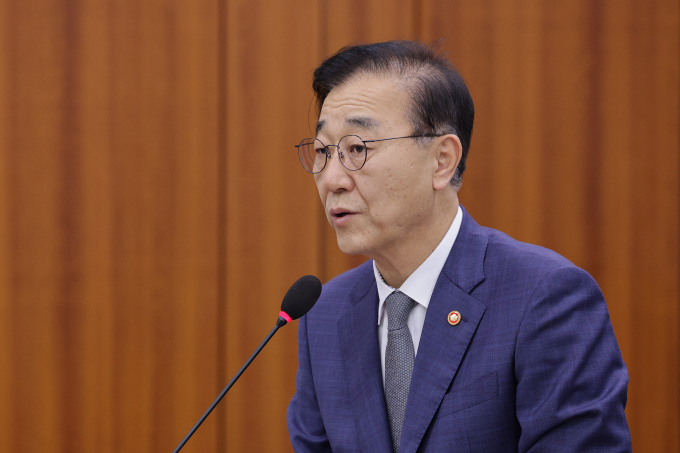 김윤덕 국토교통부 장관이 중대재해가 발생한 건설사에 영업이익의 5%·최소 30억원의 과징금을 부과하는 내용의 '노동안전 종합대책에 대해 "조정 여지가 있다"고 밝혔다. 사진은 13일 서울 여의도 국회 국토교통위원회에서 열린 국토교통부 등에 대한 국정감사에서 인사말을 하고 있는 김 장관. /사진제공=뉴스1