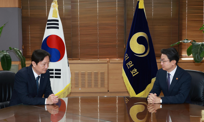 금융위와 금감원 조직 개편 등이 백지화됐지만 두 기관 수장은 여전한 쇄신 의지를 드러냈다. 사진은 최근 만난 이찬진(왼쪽) 금감원장과 이억원 금융위원장. /사진=금융위