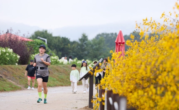 12일 오전 양주시 공식 SNS 캐릭터 '별산'과 시민 100여명이 함께 3km 코스를 달리고 있다. /사진제공=양주시