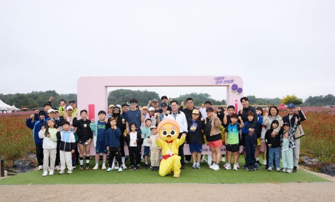 12일 오전 양주시 공식 SNS 캐릭터 '별산'과 시민 100여명이 함께 3km 코스 달리기를 마치고 단체사진을 찍고 있다. /사진제공=양주시