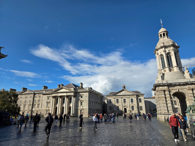 트리니티 칼리지 더블린(Trinity College Dublin)은 1592년 설립된 아일랜드 최고(最古) 명문 대학으로, 영국 옥스퍼드·케임브리지와 함께 '서구 3대 고전 대학'으로 불린다. 노벨문학상 수상자인 새뮤얼 베킷과 오스카 와일드, 아일랜드 전 대통령 메리 로빈슨 등을 배출했으며, 유럽 최고의 인문·과학 연구기관 중 하나로 꼽힌다. 사진은 트리니티 칼리지 캠퍼스 전경. /사진=최유빈 기자