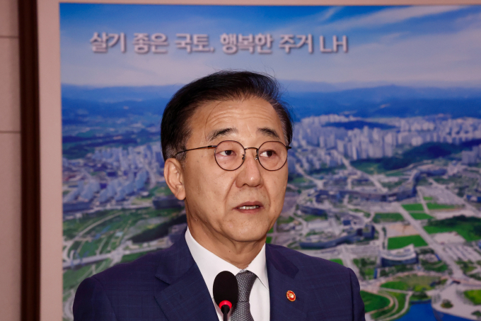 지방 건설경기 회복을 지원하기 위해 김윤덕 국토교통부 장관은 "지방 미분양 아파트 지원 정책과 세제 혜택을 계획중"이라고 밝혔다. 사진은 13일 오전 서울 여의도 국회에서 열린 국토교통위원회 국정감사에 출석해 발언하는 김윤덕 장관. /사진=뉴시스