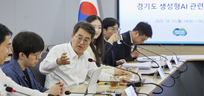 김동연 경기도지사(왼쪽에서 세 번째)가 13일 도청에서 반크와 생성형 AI 오류 공동 대응 방안을 논의하고 있다. /사진제공=경기도 