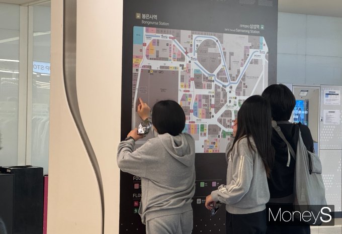 서울 강남구 코엑스몰을 찾은 방문객들이 길을 찾기 위해 매장 내 지도를 살펴보고 있다. /사진=정연 기자