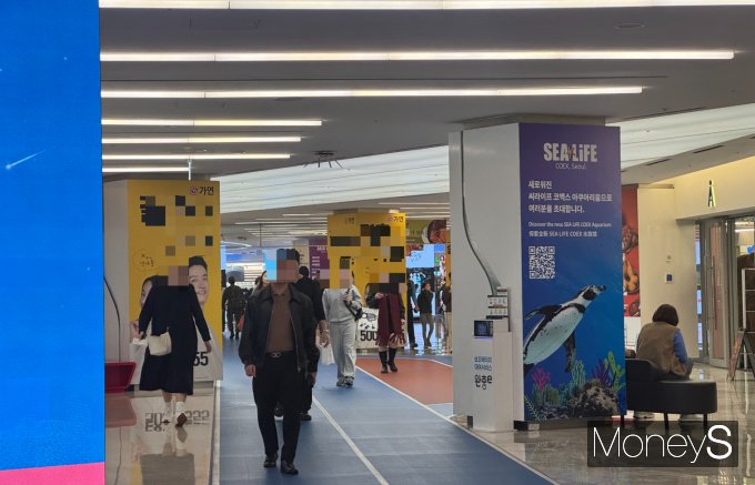 현재의 코엑스몰은 여러 개의 기둥과 낮은 천장, 하얀색 인테리어로 구성됐다. /사진=정연 기자