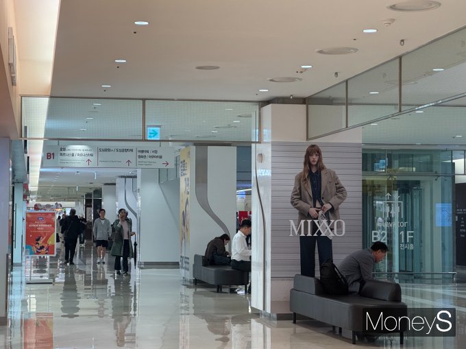한국무역협회는 코엑스몰을 통해 매년 600억원의 최소임대료(MRG)를 확보하고 있다. 사진은 코엑스몰 매장 내 기둥들이 줄지은 모습. /사진=정연 기자