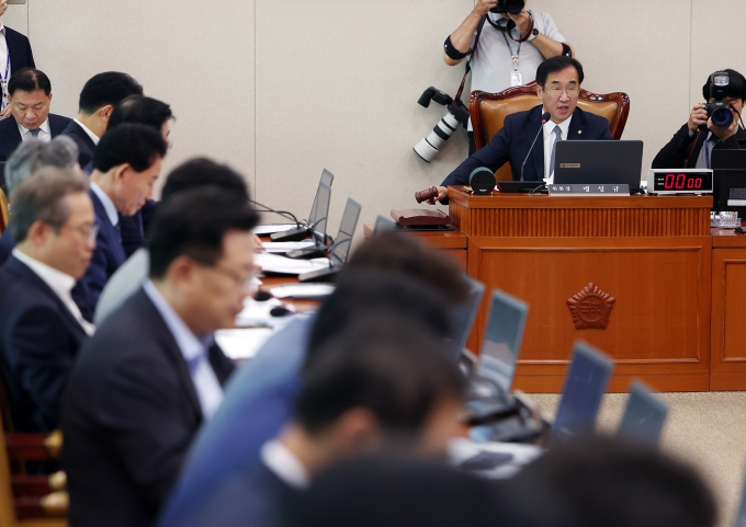이봉관 서희건설 회장이 건강상의 이유로 국정감사에 불출석했다. 맹성규 국회 국토교통위원장은 간사 협의를 통해 고발 여부를 협의하겠다고 밝혔다. 사진은 25일 오전 서울 여의도 국회 국토교통위원회 전체회의에서 의사봉을 두드리고 있는 맹 위원장. /사진=뉴시스