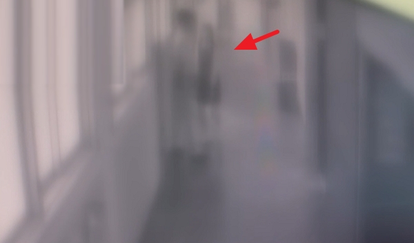 여고생 제자들의 성추행 무고로 1년째 고통받고 있는 남성 교사의 사연이 전해졌다. 사진은 남성 교사와 여학생이 교무실에서 나오는 모습. /사진=JTBC '사건반장' 캡처
