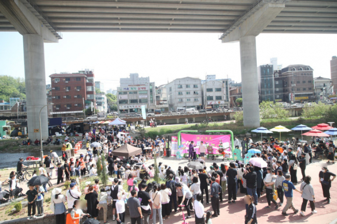 지난해 열린 '신갈오거리 도시재생 거리예술축제' 모습. /사진제공=용인특레시