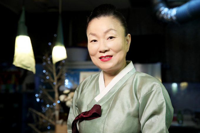 제주에 식당을 연 이모카세 김미령 셰프가 가성비 메뉴로 손님들을 만족시켰다. 사진은 지난해 10월21일 이모카세 김미령 셰프가 서울 도봉구 노해로 소재 즐거운 술상에서 뉴스1과의 인터뷰에 앞서 포즈를 취하고 있는 모습. /사진=뉴스1