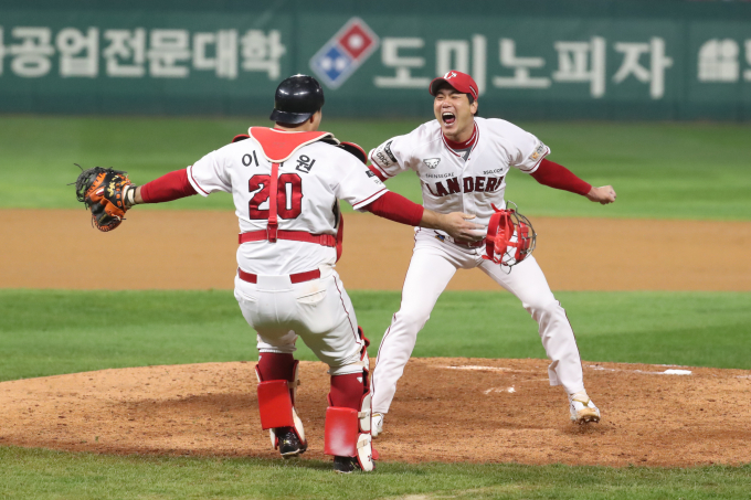 SSG랜더스 김광현이 위기에 빠진 팀을 구하기 위해 마운드에 오른다. 사진은 2022년 한국시리즈 우승을 확정한 김광현이 포효하는 모습. /사진=뉴스1