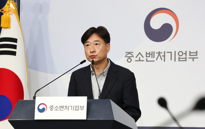 10년째 이어진 공정거래위원회의 '기술탈취 근절' 약속이 공염불에 그치고 있다. 사진은 지난 9월 박용순 중소벤처기업부 기술혁신정책관이 서울 중구 정부서울청사 별관에서 '중소기업 기술탈취 근절 대책' 발표 관련 사전 브리핑을 하고 있는 모습. /사진=뉴스1