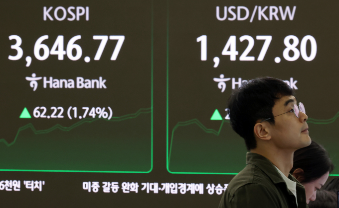 코스피가 대장주인 삼성전자의 호실적에 힘입어 3600선을 회복했다. 사진은  14일 오전 서울 중구 하나은행 딜링룸 전광판.  /사진=뉴시스