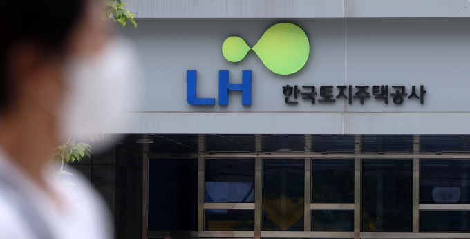 6개월 이상 미임대된 공공임대주택이 5만8448가구로 조사됐다. 5년간 손실액만 3289억원에 이른다. 사진은 주택공급 확대 방안을 발표한 7일 경기 고양시 LH 고양사업본부 모습. /사진제공=뉴시스