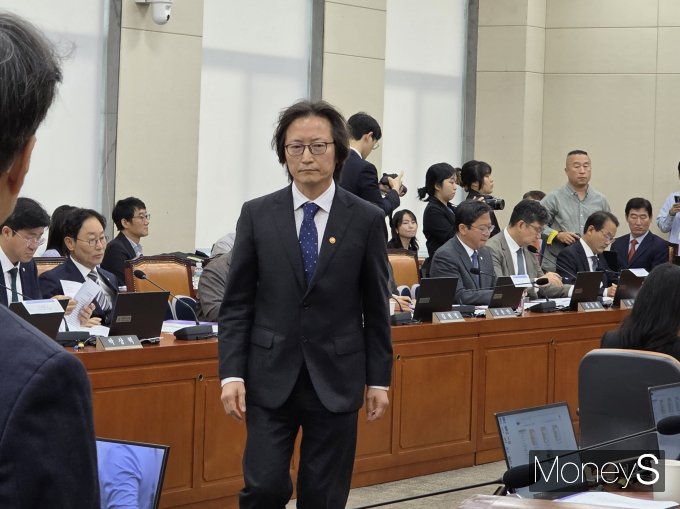 주병기 공정거래위원장이 "혁신 성장을 저해하는 불공정 행위를 엄정히 대응하고 국민이 체감할 수 있는 공정경제를 실현하겠다"고 밝혔다. 사진은 14일 서울 여의도 국회에서 열린 정무위원회 국정감사에 참석한 주병기 공정위원장의 모습. /사진=김성아 기자