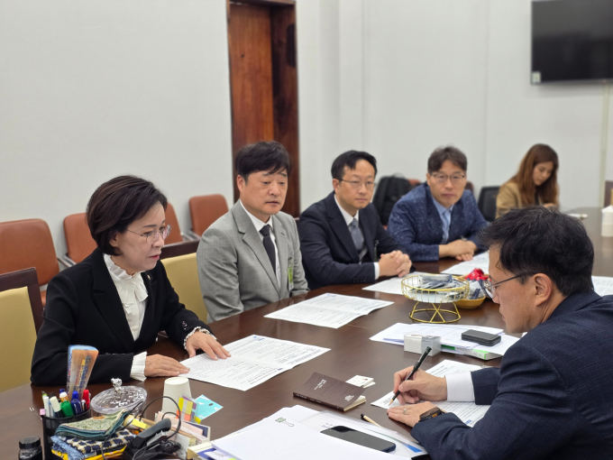 국회 여성가족위원장 이인선 국민의힘 의원이 박주민 보건복지위원장을 만나 국립치의학연구원 사업과 관련된 의견을 전하고 있다./사진제공=이인선 국민의힘 국회의원실
