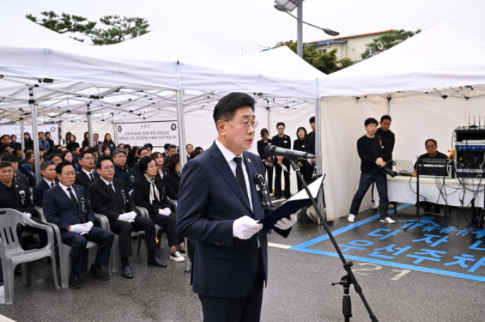 14일 오전, 전진선 양평군수가 500여 명이 참석한 가운데 단월면사무소에서 열린 故 정희철 단월면장 영결식 열결사를 읽고 있다. /사진제공=양평군