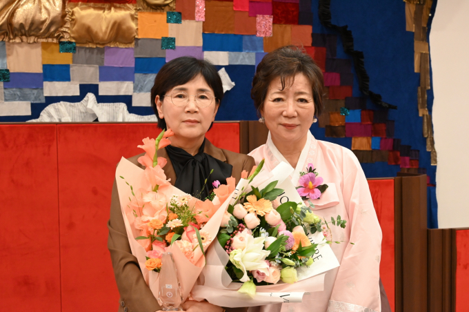 이선희 경북도의원(사진 왼쪽)이 13일 국회박물관에서 열린 제10차 세계한인여성대회에서 ‘대한민국 세계화 공로대상’을 수상하고 기념촬영을 하고 있다./사진제공=이선희 경북도의원 사무소