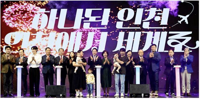 유정복 시장이 11일 인천 남동체육관에서 열린 제61회 인천시민의 날 기념식에서 내빈 및 시민들과 기념 세리머니를 하고 있다. /사진제공=인천시