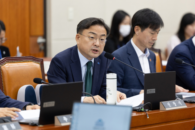 신장식 의원(조국혁신당·비례)이 사모펀드(PEF)의 과도한 차입을 통한 이른바 '먹튀식 투자'를 방지하기 위한 '자본시장과 금융투자업에 관한 법률' 개정안을 대표 발의했다. 사진은 지난 9월29일 서울 여의도 국회에서 열린 제429회국회(정기회) 정무위원회 제4차 전체회의에서 신장식 조국혁신당 의원이 의사진행 발언하고 있는 모습. /사진=뉴스1