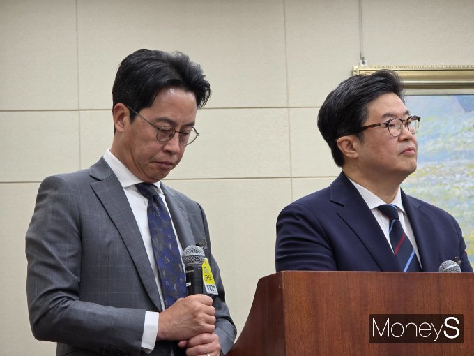 국내 최대 사모펀드(PEF) 운용사인 MBK파트너스가 국정감사 최대 이슈로 떠오르며 사모펀드 업계 전반에 긴장감이 감돌고 있다. 사진은 14일 서울 여의도 국회에서 열린 정무위원회 국정감사에 참석한 김병주 MBK파트너스 회장(우측)과 조좌진 롯데카드 대표이사의 모습. /사진=김성아 기자