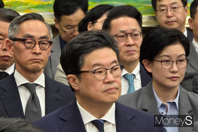 MBK 사태를 계기로 배당 극대화와 단기 차익 실현만을 좇는 PEF의 이른바 '먹튀식 투자'가 이번 국감을 통해 본격적으로 조명될 것이라는 관측이 나온다. 사진은 14일 서울 여의도 국회에서 열린 정무위원회 국정감사에 참석한 김병주 MBK파트너스 회장( /사진=김성아 기자