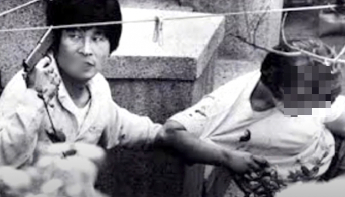 1988년 10월16일 지강헌 일당의 인질극이 전국에 생중계되는 사건이 발생했다. 사진은 1998년 10월16일 서울 서대문구 한 가정집에서 인질극을 벌이고 있는지강헌(왼쪽)의 모습. /사진=TV조선 유튜브 캡처