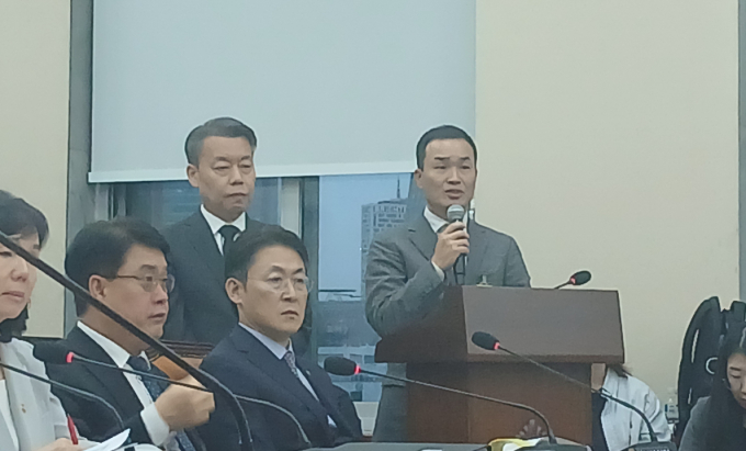노진서 LX하우시스 대표(왼쪽), 김현수 현글라스 대표(오른쪽)./사진=지선우 기자