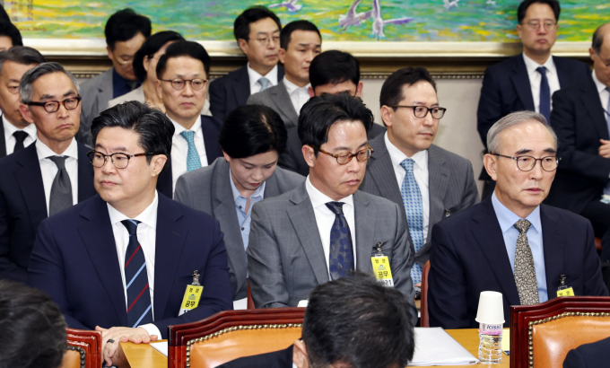 김병주 MBK파트너스 회장(앞줄 왼쪽부터), 조좌진 롯데카드 대표이사, 김영섭 KT 대표이사가 14일 오후 서울 여의도 국회에서 열린 정무위원회 국정감사에 증인으로 출석해 자리하고 있다./사진=뉴스1