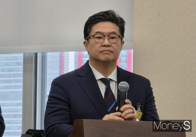 국내 최대 사모펀드(PEF) 운용사인 MBK파트너스의 김병주 회장이 홈플러스 사태 등 투자 기업 관리 부실 책임 논란에 대해 "홈플러스 임직원 및 이해관계자들을 위해 사회적 책임을 다하겠다"며 "국민께 심려를 끼쳐드려서 죄송하다"며 사과했다. 사진은 14일 국회 정무위 국감에 참석한 김병주 MBK파트너스 회장의 모습. /사진=김성아 기자