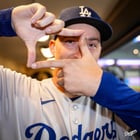 LA다저스 블레이크 스넬이 손흥민의 세리머니를 따라했다. 사진은 14일(한국시각) 미국 위스콘신주 밀워키 아메리칸 패밀리 필드에서 열린 내셔널리그 챔피언십리그(NLCS) 1차전 승리 투수가 된 스넬이 손흥민 세레머니를 따라하는 모습. /사진=다저스 엑스 캡처