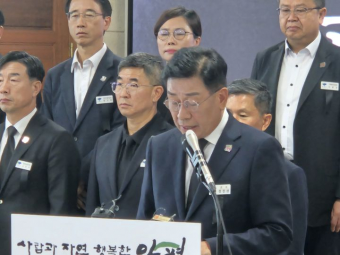 전진선 양평군수가 14일 군청 대회의실에서 가진 기자회견에서 특검 조사 후 숨진 단월면장 사건에 대한 입장과 대응계획을 밝히고 있다. /사진=뉴시스