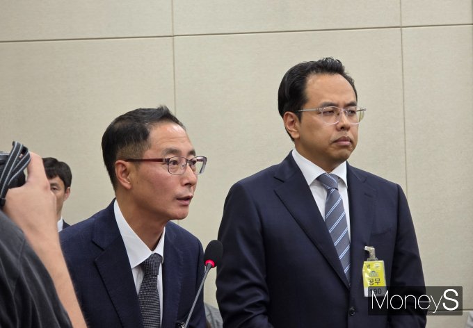 김명규 쿠팡이츠 대표(왼쪽)와 김범석 우아한형제들 대표가 14일  국회 정무위원회 국정감사에 증인으로 출석했다. /사진=김성아 기자
